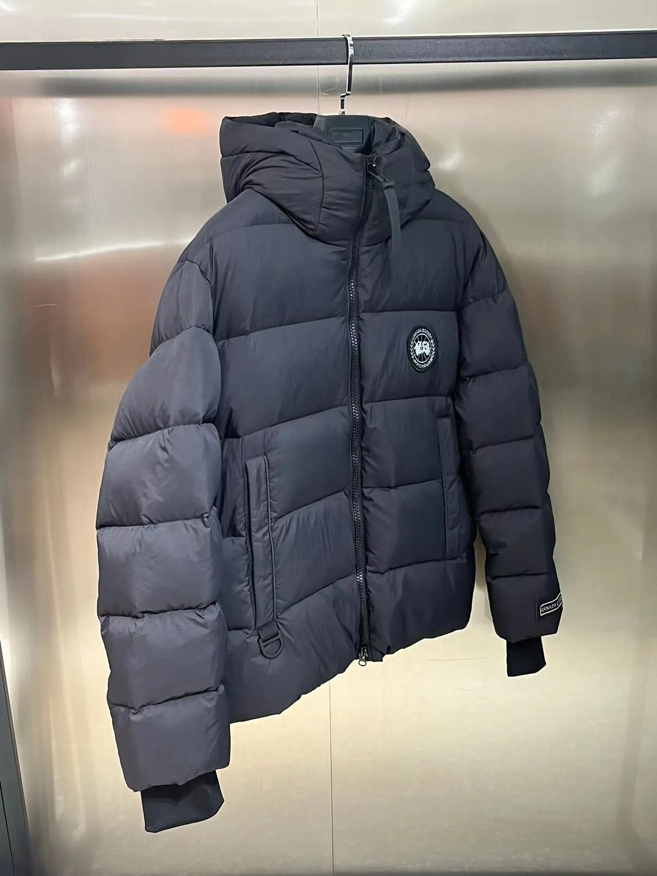 P940 2️⃣0️⃣2️⃣4️⃣The latest Canada goose black label down jacket. The goose black label down jacket is a must-have in the outerwear industry! The latest designer styles! The goose down jacket has always been a popular element of fashion and is loved by experts from all walks of life! Fashionable hooded cut, high-end customer-supplied fine goose down, high resilience, smooth zipper, strong and firm. Pockets on both sides can store small items, free your hands, and you can go out without worries. It can also meet the need of putting your hands in your pockets👏👏Produced by Big Goose, it can be used as a group uniform by many celebrities. This down jacket uses a double-layer anti-down lining design, which has strong windproof performance and will be very warm in winter! New standard 90% goose down filling, high fluffiness, windproof hooded design. When walking outdoors, pull the collar to the highest position, put your hands in the pockets and it will be very warm. It can be easily controlled by all body types! The interior is equipped with an elastic snow skirt design for better wrapping. The simple and neat style design highlights the masculine temperament. The impeccable style is classic and never goes out of style. It is warm and practical, and it is versatile! You can enter with your eyes closed!  Size: XS-XXL Color: black gray
